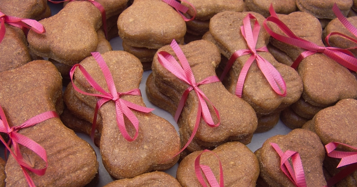 fancy dog treats tied with pink ribbon for wedding favors